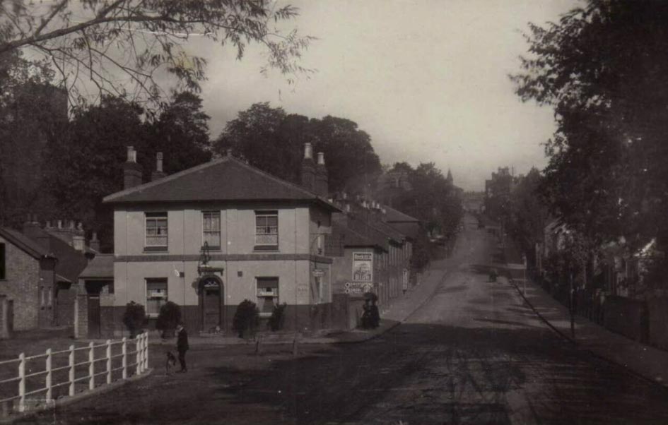 HOLYWELL HILL will sometimes echo to the cries of battle, including the command of “A-Warwick! A-Warwick!” This scene was captured in 1919.